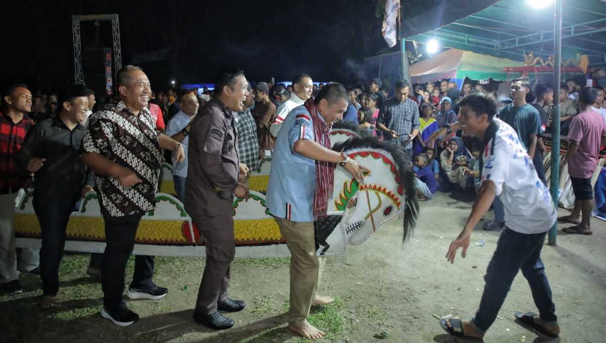 Malam kenduri kesenian jarang kepang di lapangan bola kaki Pondok Sei Piring, Kecamatan Pulau Rakyat Selasa, (22/08/2023) malam. (Dok Diskominfo Asahan)