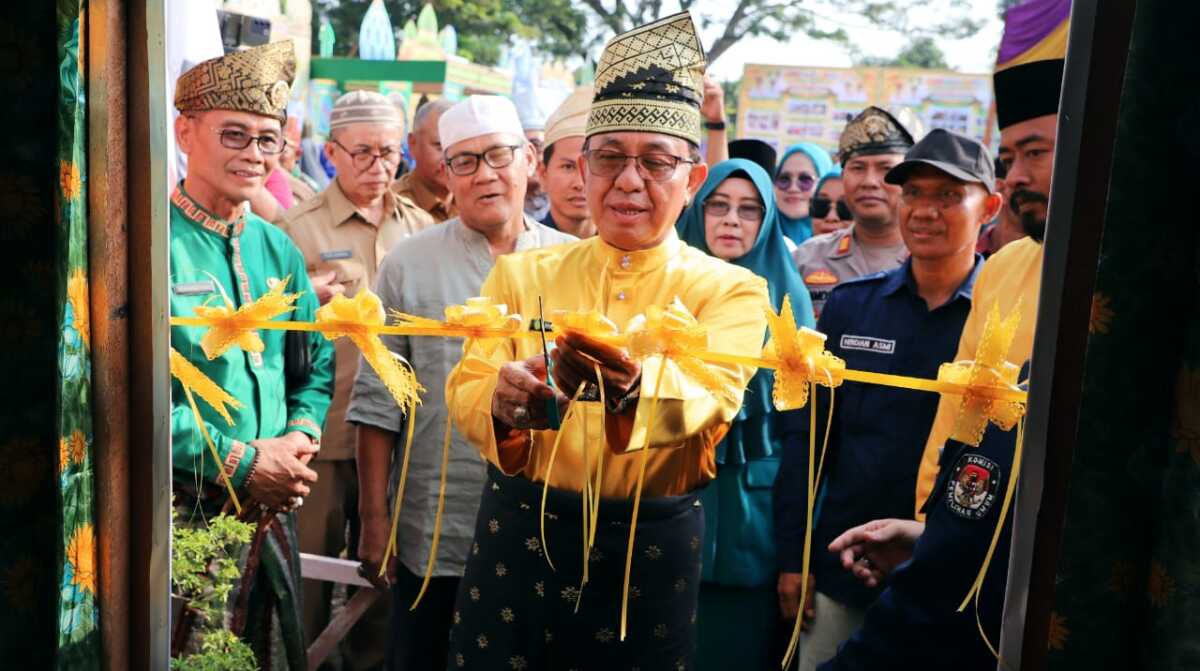 Bupati Indragiri Hilir (Inhil) HM Wardan menggunting pita tanda diresmikannya bazar pada MTQ ke-44 tingkat Kecamatan Tempuling di halaman kantor camat, Selasa (29/08/2023) sore. (Dok Prokopim Setda Inhil)
