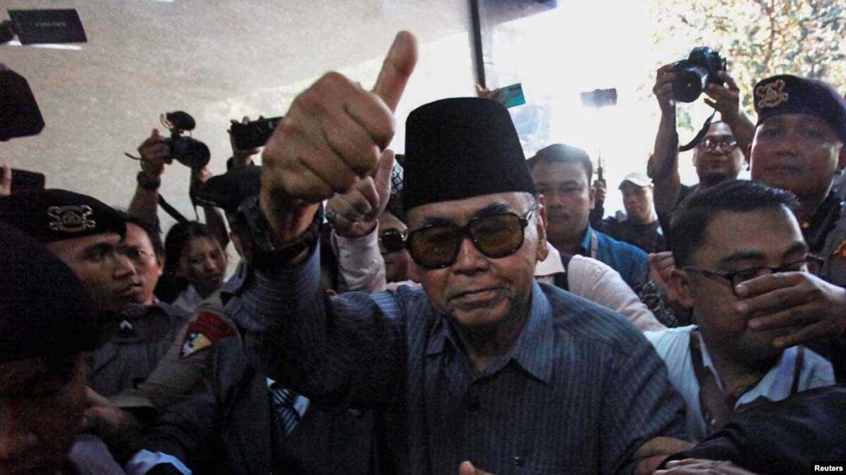 Pimpinan Pondok Pesantren Al Zaytun, Panji Gumilang, menjelang pemeriksaan di Bareskrim Polri di Jakarta, 1 Agustus 2023. (Antara Foto/Reno Esnir via REUTERS)