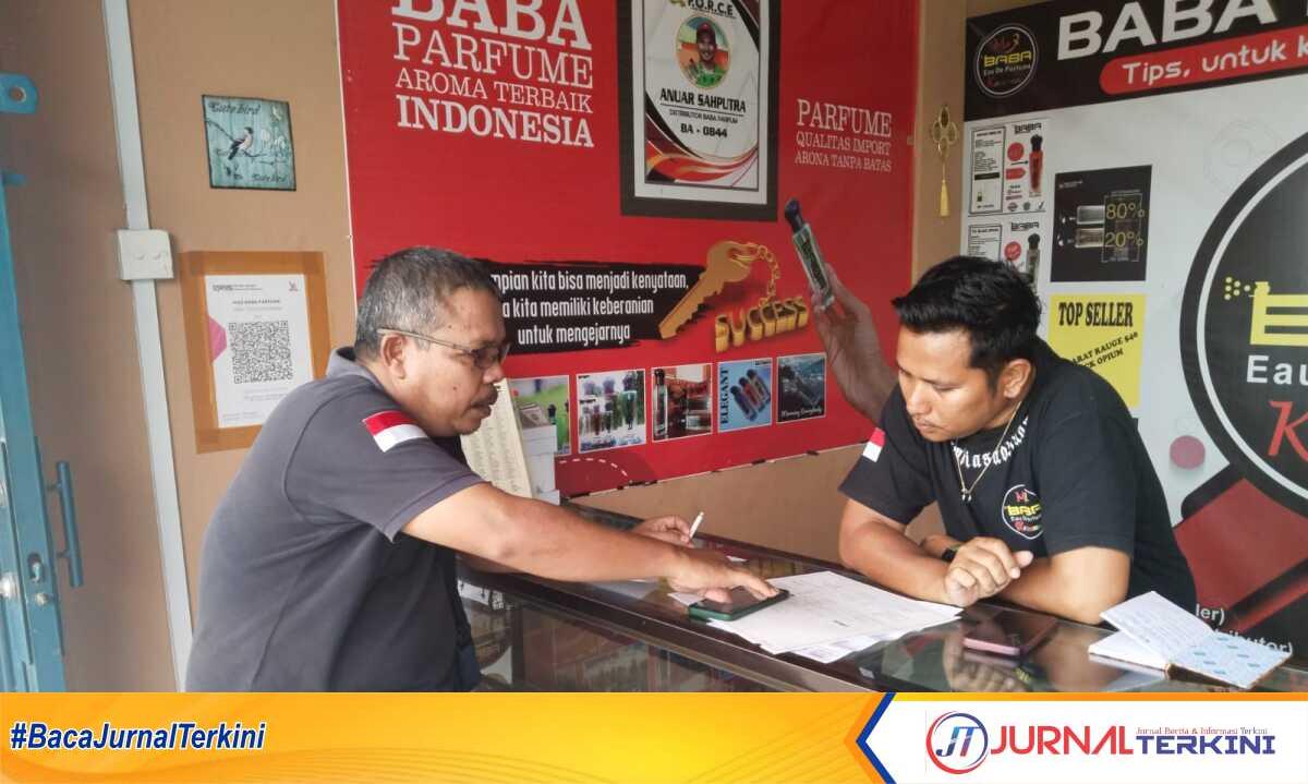 Ketua Lembaga Perlindungan Konsumen Swadaya Masyarakat Keprisatu (LPKSM-Keprisatu) ketika melakukan investigasi di toko parfum yang menjual merek Baba di jalan Kampung Harapan, Kelurahan Harjosari, Kecamatan Tebing, Minggu (27/8/2023). (JurnalTerkini.id/jansen)