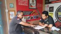 Ketua Lembaga Perlindungan Konsumen Swadaya Masyarakat Keprisatu (LPKSM-Keprisatu) ketika melakukan investigasi di toko parfum yang menjual merek Baba di jalan Kampung Harapan, Kelurahan Harjosari, Kecamatan Tebing, Minggu (27/8/2023). (JurnalTerkini.id/jansen)
