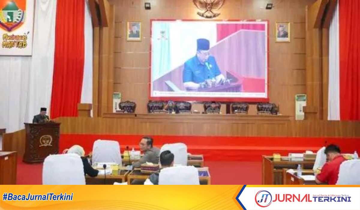 DPRD Musi Rawas (Mura) menggelar rapat paripurna dalam rangka mendengarkan pandangan umum fraksi-fraksi terhadap Nota Keuangan dan Raperda APBD Perubahan Kabupaten Musi Rawas 2023, di ruang rapat paripurna DPRD Musi Rawas, Kamis (24/08/2023). (Dokumentasi pribadi)