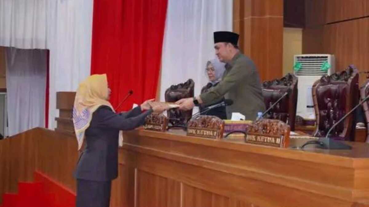 Wakil Bupati Musi Rawas Hj Suwarti Burlian menyerahkan naskah Nota Keuangan dan Raperda APBD-P Perubahan kepada pimpinan DPRD Musi Rawas dalam rapat paripurna di Gedung DPRD Musi Rawas, Kamis (24/8/2023). (Dokumentasi pribadi)