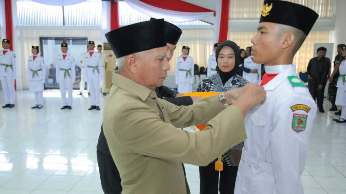 Bupati Asahan H. Surya, BSc mengukuhkan Pasukan Pengibar Bendera Pusaka (Paskibraka) 2023 di Aula Melati Kantor Bupati Asahan, Selasa (15/08/2023). (dok. Diskominfo Asahan)