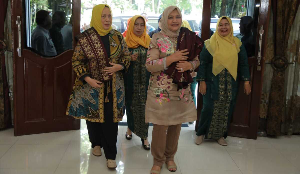 pelatihan souvenir Asahan Ketua Dekranasda Sumatera Utara Ny. Nawal Lubis Edi Rahmayadi (kiri) bersama Ketua Dekranasda Asahan Ny. Hj. Titiek Sugiharti Surya menghadiri pelatihan pembuatan souvenir yang diikuti oleh 5 kabupaten/kota Pantai Timur II di Rumah Dinas Bupati Kabupaten Asahan, Rabu (30/08/2023). (Dok. Diskominfo Asahan)