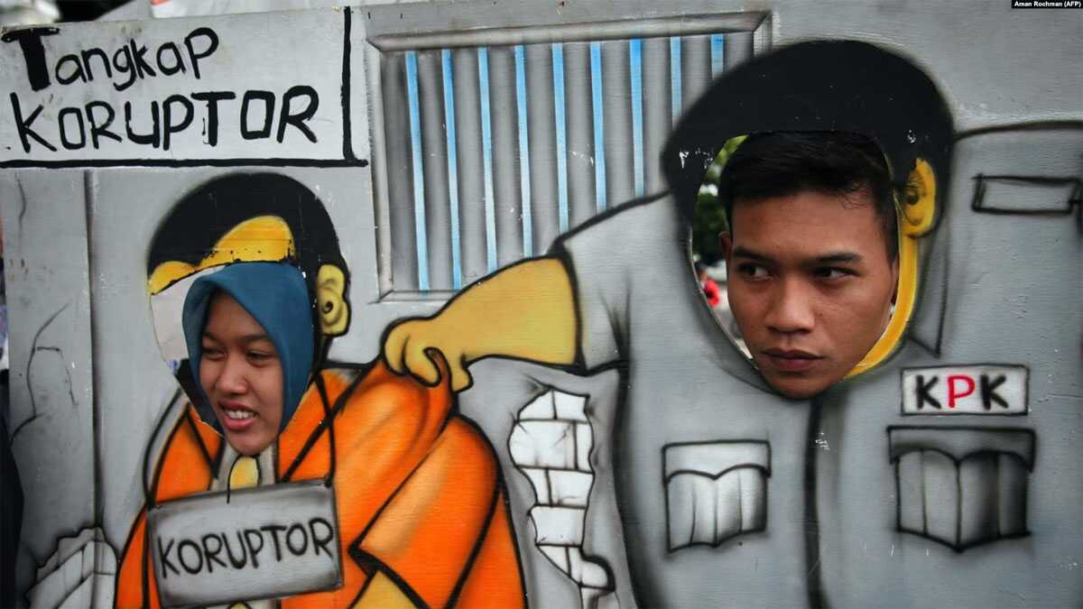 pendukung KPK Para pendukung KPK berpawai dengan menggunakan kardus bergambar petugas KPK menangkap koruptor di Malang, Jawa Timur, 23 Januari 2015. (Foto: AFP/Aman Rochman)