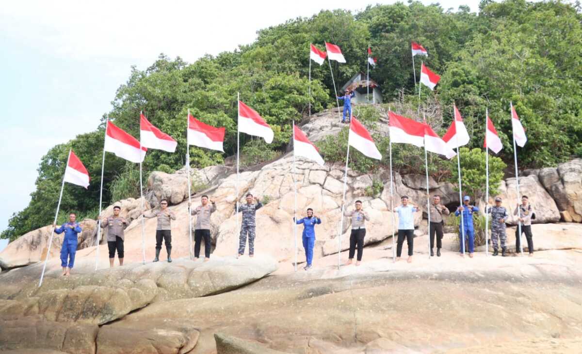 pengibaran Bendera di takong hiu