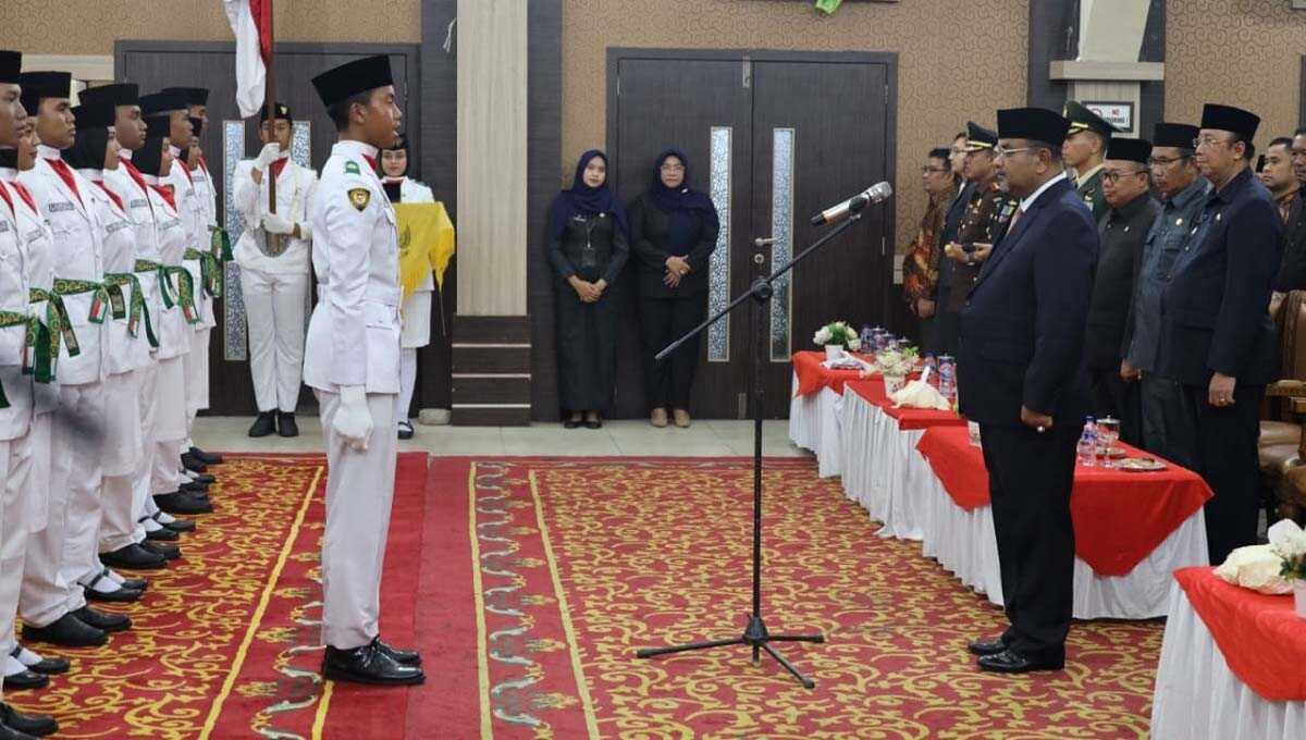 Bupati Karimun Aunur Rafiq mengukuhkan 30 anggota Pasukan Pengibar Bendera Pusaka (Paskibraka) yang akan bertugas dalam upacara HUT RI ke-78 di Gedung Nasional, Tanjung Balai Karimun, Selasa (15/8/2023). (Dok. Diskominfo Karimun)