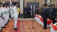 pengukuhan paskibraka karimun Bupati Karimun Aunur Rafiq mengukuhkan 30 anggota Pasukan Pengibar Bendera Pusaka (Paskibraka) yang akan bertugas dalam upacara HUT RI ke-78 di Gedung Nasional, Tanjung Balai Karimun, Selasa (15/8/2023). (Dok. Diskominfo Karimun)