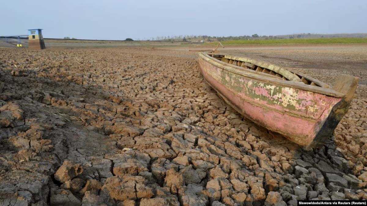 perahu kayu terperangkap di madiun FILE - Perahu kayu terperangkap di dam Dawuhan, Madiun, Jawa Timur. (Photo: Siswowidodo/Antara via Reuters)