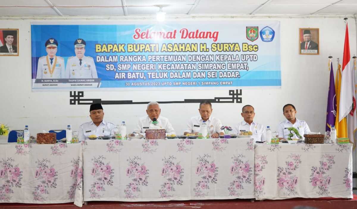 pertemuan pendidikan Asahan Bupati Asahan H. Surya (2 kiri) menghadiri silaturahmi dengan Kepala Sekolah UPTD SD dan SMP se-Kecamatan Simpang Empat, Air Baru, Sei Dadap dan Teluk Dalam di SMP Negeri 1 Simpang Empat, Rabu (30/08/2022). (Dok Diskominfo Asahan)