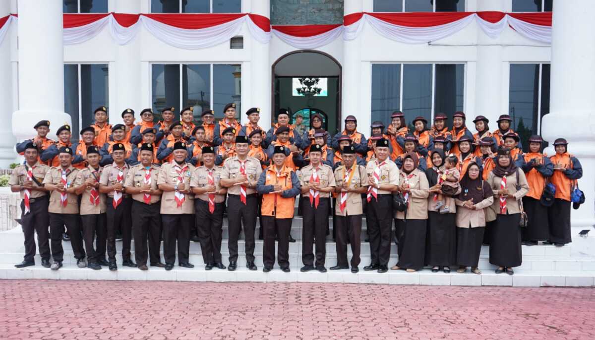 peserta raimuna dari asahan Asisten Pemerintahan dan Kesejahteraan Rakyat Setda Asahan, Buwono Prawana berfoto bersama Kontingen Gerakan Pramuka Kwarcab Asahan, untuk mengikuti Raimuna Nasional (Rainas) XII Tahun 2023 di Bumi Perkemahan Graha Wisata Cibubur Jakarta Timur di Kantor Bupati Asahan, Rabu (9/8/2023). (Dok. Diskominfo Asahan).