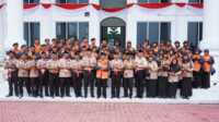 peserta raimuna dari asahan Asisten Pemerintahan dan Kesejahteraan Rakyat Setda Asahan, Buwono Prawana berfoto bersama Kontingen Gerakan Pramuka Kwarcab Asahan, untuk mengikuti Raimuna Nasional (Rainas) XII Tahun 2023 di Bumi Perkemahan Graha Wisata Cibubur Jakarta Timur di Kantor Bupati Asahan, Rabu (9/8/2023). (Dok. Diskominfo Asahan).