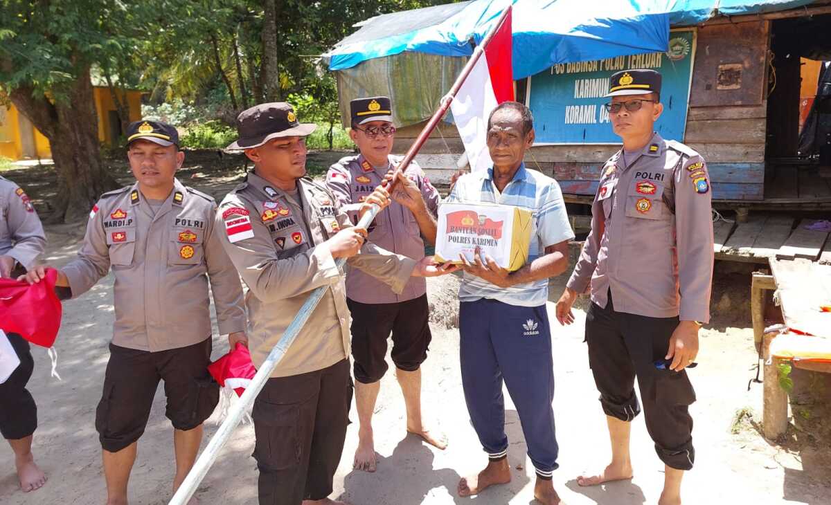 polres Karimun kibar Bendera di Pulau terluar Karimun anak