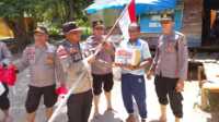 polres Karimun kibar Bendera di Pulau terluar Karimun anak