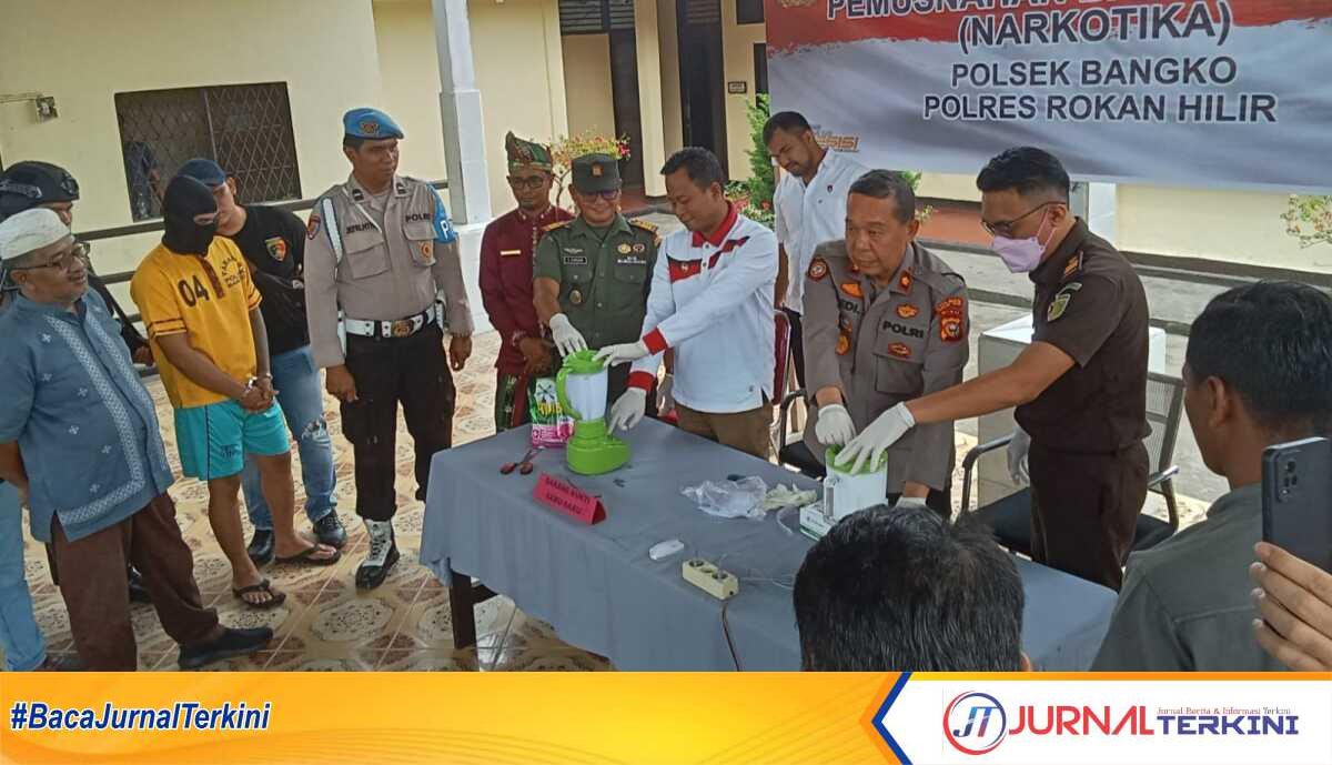 Wakil Bupati Rohil Sulaiman (Kanan) Kapolsek Bangko Kompol Dedi Susanto SH (Tengah), Kasubtidum Kejari Rohil Judika Pangaribuan SH (Kiri) sedang melakukan pemusnahan barang bukti sabu dengan cara diblender. (Dokumentasi pribadi)