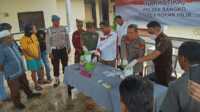 Wakil Bupati Rohil Sulaiman (Kanan) Kapolsek Bangko Kompol Dedi Susanto SH (Tengah), Kasubtidum Kejari Rohil Judika Pangaribuan SH (Kiri) sedang melakukan pemusnahan barang bukti sabu dengan cara diblender. (Dokumentasi pribadi)