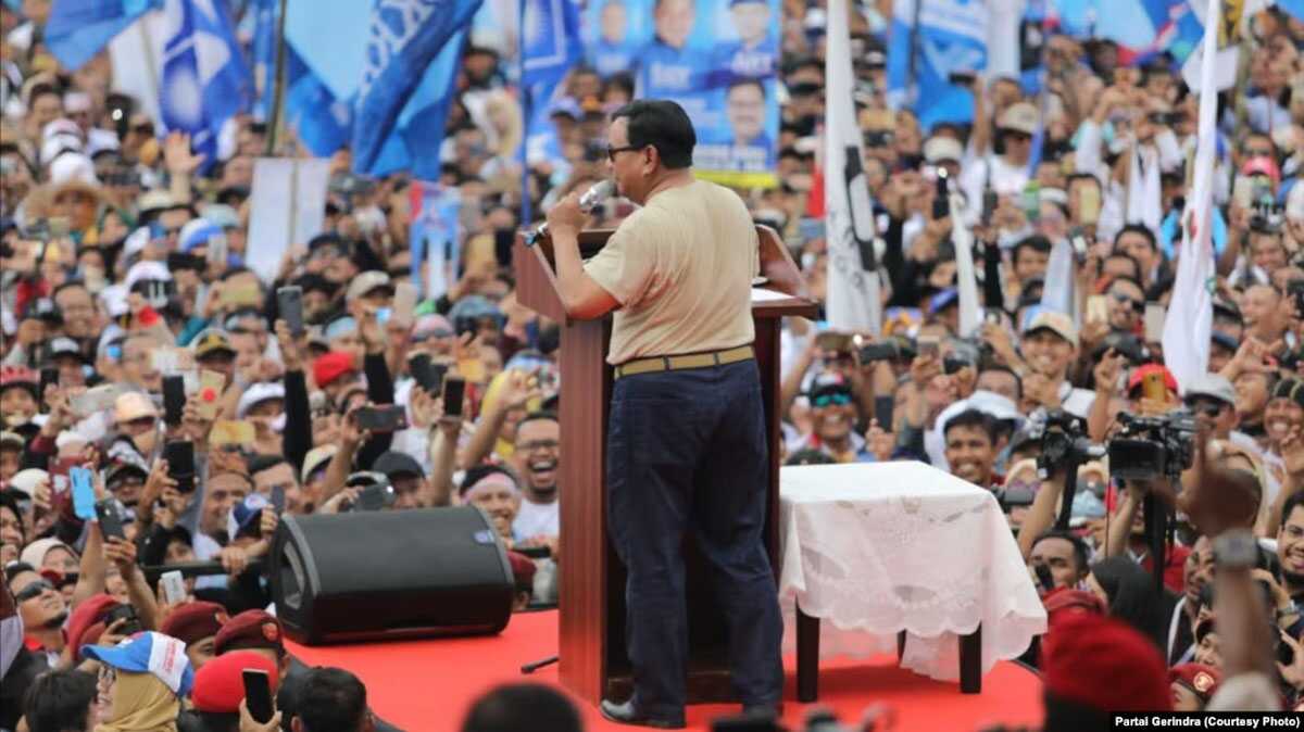 prabowo subianto kampanye Prabowo Subianto menyapa pendukung saat kampanye di Stadion Sidolig, Bandung, Jawa Barat, pada Pilpres 2019. (Courtesy: Partai Gerindra) Jawa Barat termasuk satu dari lima provinsi yang dinilai Bawaslu paling rawan terjadi praktik politik uang.