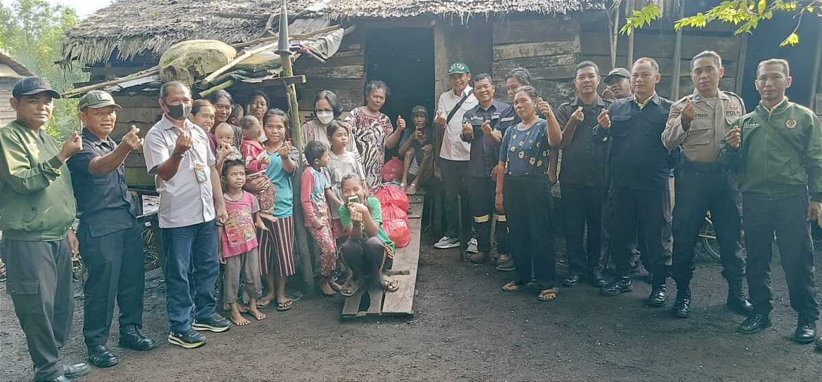 pt Timah bantu suku asli sembako Berfoto bersama di sela penyerahan bantuan paket sembako kepada Suku Asli Dusun II, Desa Perayun, Kecamatan Kundur Utara, Kabupaten Karimun, Kepulauan Riau, Selasa (29/8/2023). (Dok PT Timah)