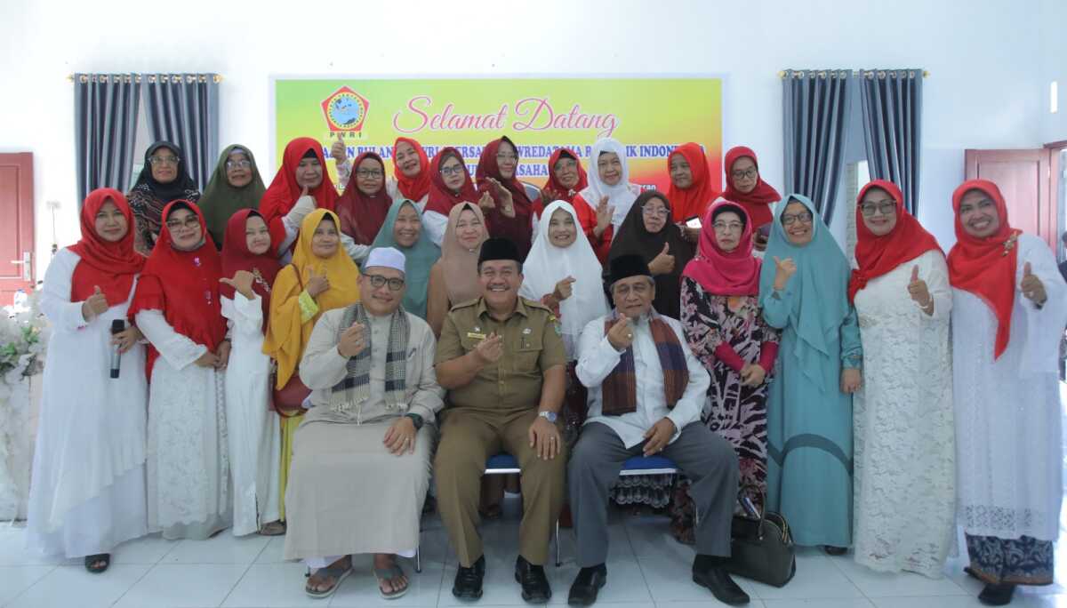 Wakil Bupati Asahan sekaligus Ketua PWRI Kabupaten Asahan Taufik Zainal Abidin Siregar berfoto bersama jajaran pengurus usai pengajian bulanan PWRI yang dilaksanakan pertama kali di aula Kantor PWRI Kabupaten Asahan Selasa (22/08/2023). (Dokumentasi pribadi)