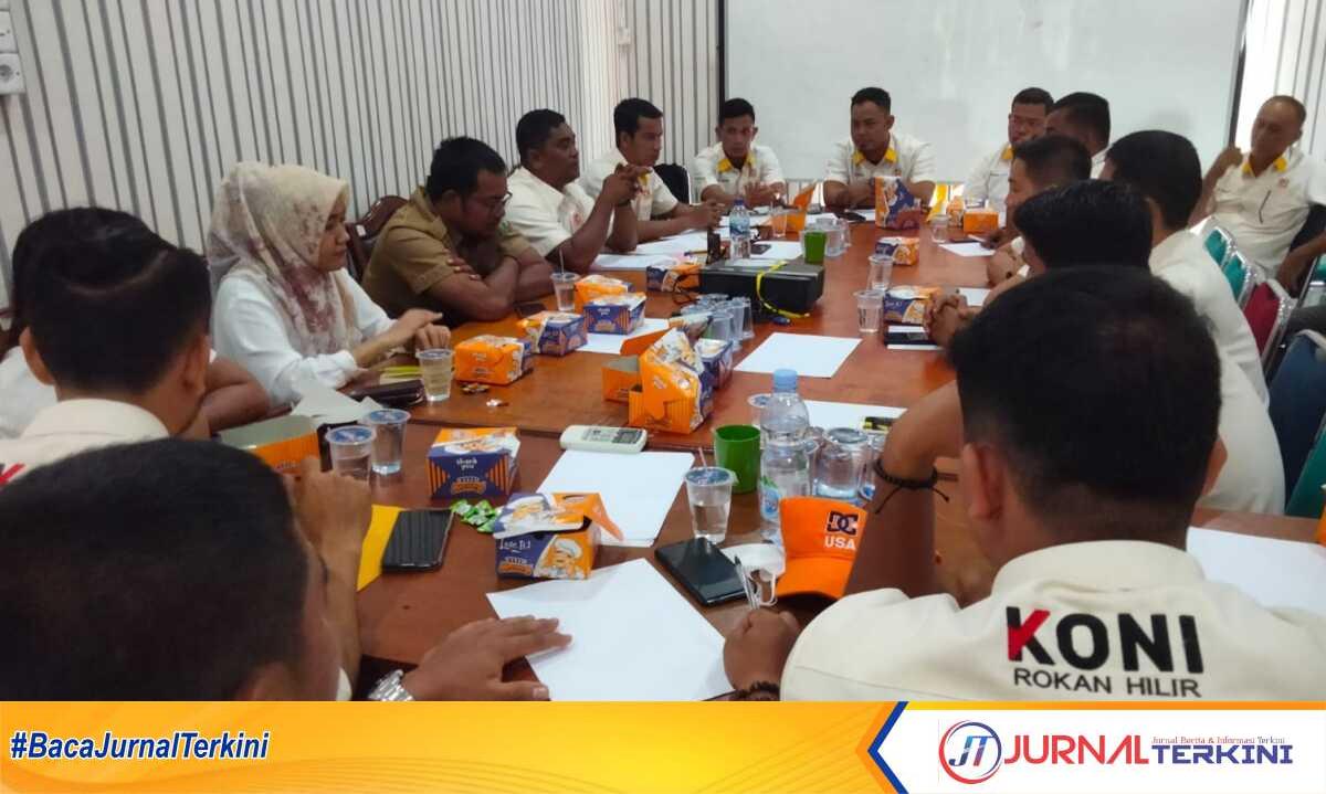 Ketua KONI Rohil Samsuri, SH, MSi, memimpin Rapat Kerja tahun 2023 di Kantor KONI Rohil, Batu Enam, Bagansiapiapi, Senin (21/08/2023). (Foto: Fred)