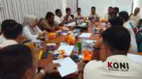 Ketua KONI Rohil Samsuri, SH, MSi, memimpin Rapat Kerja tahun 2023 di Kantor KONI Rohil, Batu Enam, Bagansiapiapi, Senin (21/08/2023). (Foto: Fred)