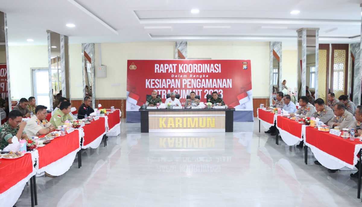rakor kunjungan presiden GTRA summit Kepolisian Resor (Polres) Karimun Kepulauan Riau bersama Forum Koordinasi Pimpinan Daerah (Forkopimda) rapat koordinasi membahas pengamanan kunjungan Presiden Joko Widodo di Mapolres Karimun, Jumat (25/8/2023). (Dok. Humas Polres Karimun)