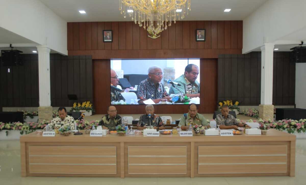 rakornas asahan Bupati Asahan H. Surya, BSc memimpin Rapat Koordinasi Pemerintah (Rakorpem) Bulan Agustus 2023 di Pendopo Rumah Dinas Bupati Asahan, Kamis (10/08/2023). (Dok. Diskominfo Asahan)