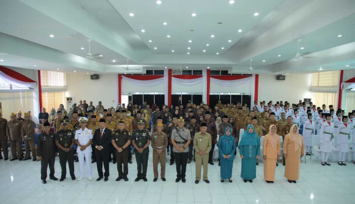 Bupati Asahan dan forkopimda besereta pejabat lainnya berfoto bersama para pejuang kemerdekaan usai ramah tamah di aula Melati Kantor Bupati Asahan, Selasa (15/8/2023). (Dok. Diskominfo Asahan)