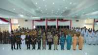 ramah tamah pejuang kemerdekaan di Asahan Bupati Asahan dan forkopimda besereta pejabat lainnya berfoto bersama para pejuang kemerdekaan usai ramah tamah di aula Melati Kantor Bupati Asahan, Selasa (15/8/2023). (Dok. Diskominfo Asahan)
