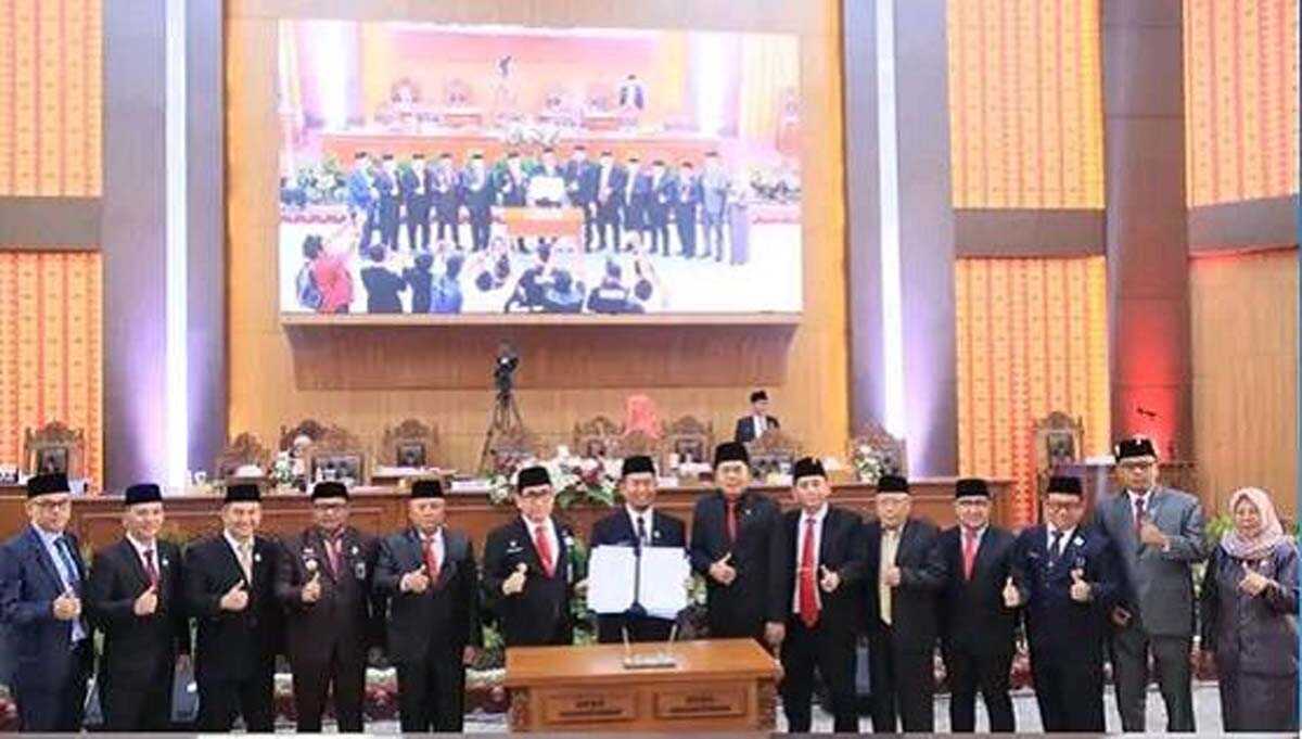 DPRD Kota Lubuklinggau menggelar rapat paripurna dalam rangka pengumuman akhir masa jabatan dan penetapan usul pemberhentian Wali Kota dan Wakil Wali Kota Lubuklinggau periode 2018-2023 di gedung DPRD setempat, Rabu (16/8/2023). Berfoto bersama usai rapat paripurna. (Dokumentasi pribadi)