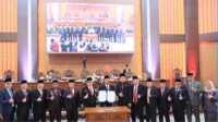 rapar paripurna dprd lubuklinggau pemberhentian wali kota DPRD Kota Lubuklinggau menggelar rapat paripurna dalam rangka pengumuman akhir masa jabatan dan penetapan usul pemberhentian Wali Kota dan Wakil Wali Kota Lubuklinggau periode 2018-2023 di gedung DPRD setempat, Rabu (16/8/2023). Berfoto bersama usai rapat paripurna. (Dokumentasi pribadi)