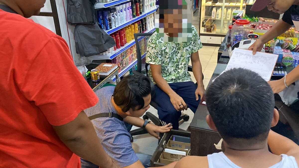 Satuan Reserse Kriminal Polres Karimun memeriksa salah satu warung dalam razia perjudian yang digelar pada Rabu (9/8/2023). (Dok. Humas Polres Karimun)