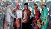 rekor muri desa wisata Menparekraf Sandiaga Salahuddin Uno menyerahkan penghargaan reko MURI kepada salah satu peserta ADWI 2023 di ajang Malam Anugerah Desa Wisata Indonesia (ADWI) 2023 di Sasono Utomo Taman Mini Indonesia Indah (TMII), Minggu (27/8/2023). (kemenparekraf.go.id)