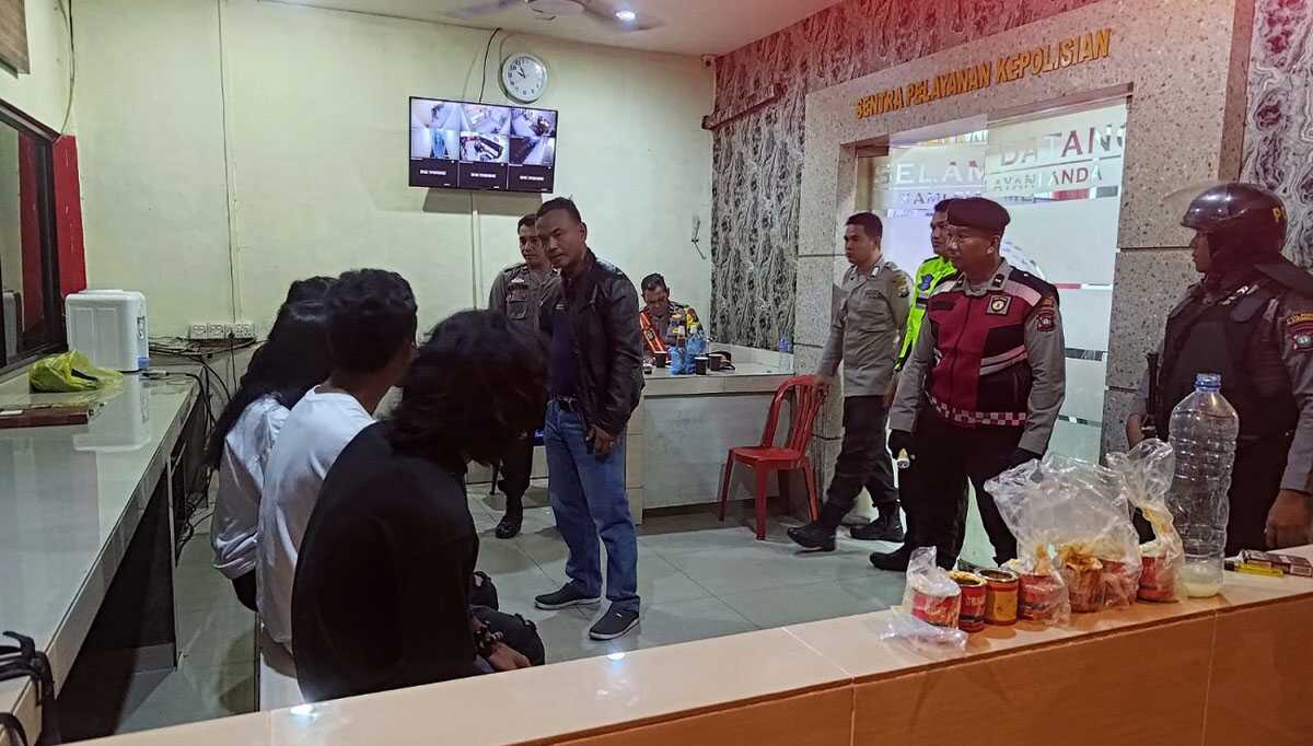 Enam remaja, dua di antaranya masih di bawah umur yang tertangkap "ngelem" diamankan patroli pamungkas Polres Karimun, Sabtu (19/8/2023) malam. (Dok. Humas Polres Karimun)