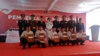 Bupati Musi Rawas Hj Ratna Machmud, Forkopimda dan Kepala Lapas berfoto bersama narapidana yang menerima Remisi Umum HUT RI ke-78, Kamis (17/8/2023). (Dokumentasi pribadi)