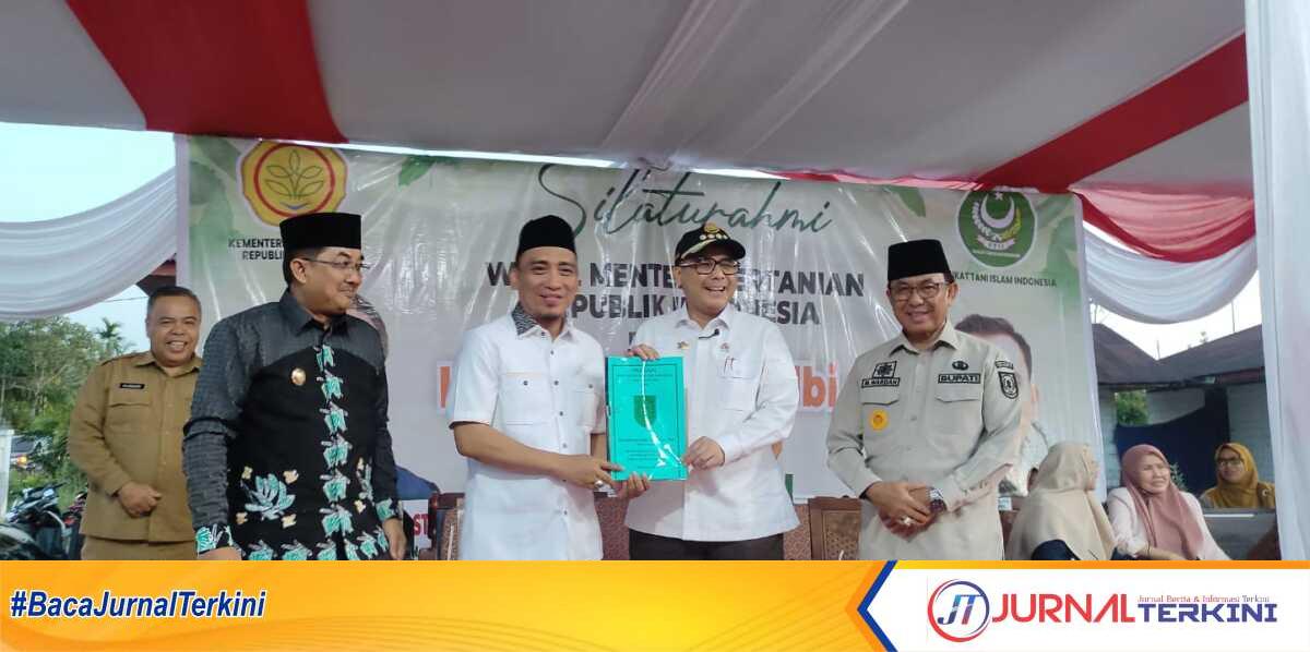 Wakil Menteri Pertanian (Wamentan) Harvick Hasnul Qolbi (2 kanan) saat berkunjung ke Kelurahan Pulau Kijang, Kecamatan Reteh, Kabupaten Indragiri Hilir, Selasa (22/8/2023). (JurnalTerkini.id/abdullah)