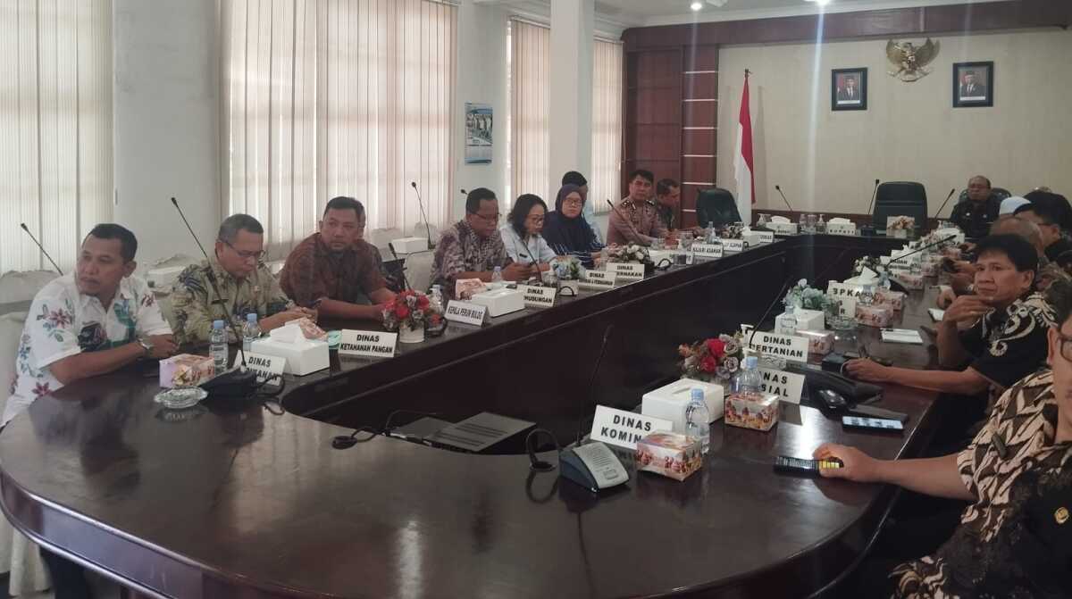 Sekda Asahan John Hardi Nasution bersama sejumlah pejabat secara hybrid mengikuti Rakornas Pengendalian Inflasi di Aula Melati Kantor Bupati Asahan, Kamis (31/8/2023). (Dok Diskominfo Asahan)