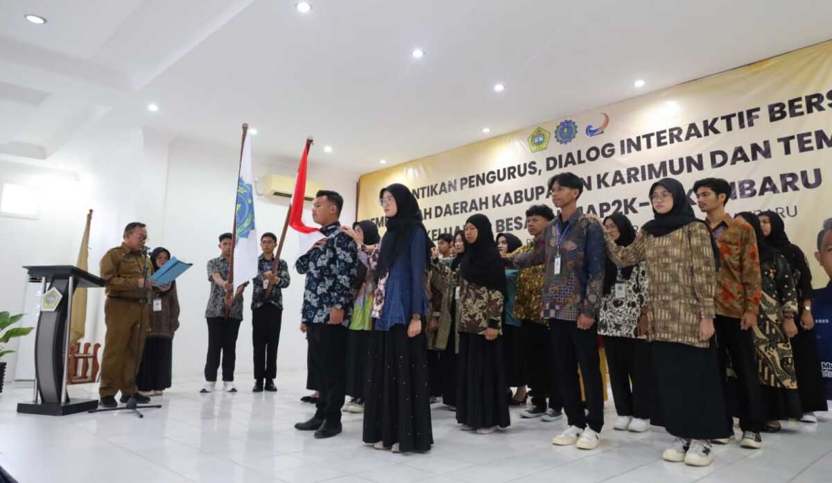 sekda Karimun lantik HIMAP2K Sekretaris Daerah (Sekda) Kabupaten Karimun Muhd Firmansyah saat melantik pengurus Himpunan Mahasiswa Pemuda dan Pelajar Kundur Pekanbaru (HIMAP2K) di Balai Sri Gading, Tanjungbatu, Kecamatan Kundur, Senin (7/8/2023). (Dok. Diskominfo Karimun)
