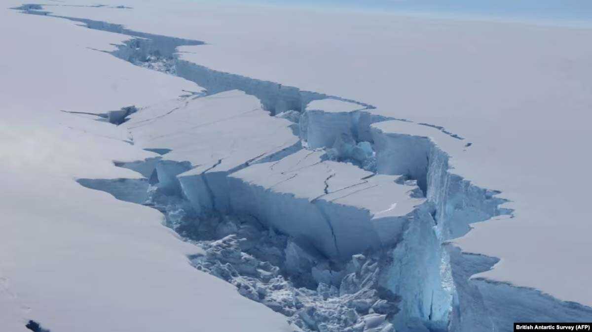 Tangkapan layar yang dibuat pada 14 Juli 2017 dari video yang dirilis oleh British Antarctic Survey menunjukkan keretakan di Larsen C Ice Shelf, di Semenanjung Antartika pada Februari 2017. (Foto: British Antartic Survey/AFP)
