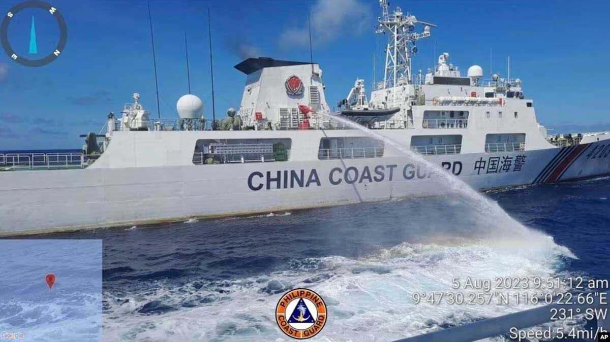 sengketa laut tiongkok selatan Sebuah kapal penjaga pantai Tiongkok menggunakan meriam air terhadap kapal Penjaga Pantai Filipina di dekat Second Thomas Shoal yang diduduki Filipina, Laut China Selatan pada 5 Agustus 2023 lalu.