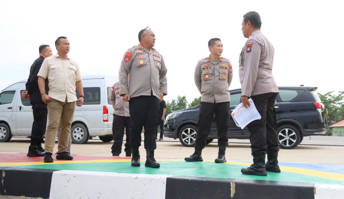 Direktur Pengamanan Objek Vital (Dirpamobvit) Polda Kepri Kombes Pol Agus Fajaruddin berdiskusi dengan Kapolres Karimun AKBP Ryky W Muharram di sela simulasi pengamanan kunjungan Presiden yang di Bandara Raja Haji Abdullah, Minggu. (Dok. Humas Polres Karimun)
