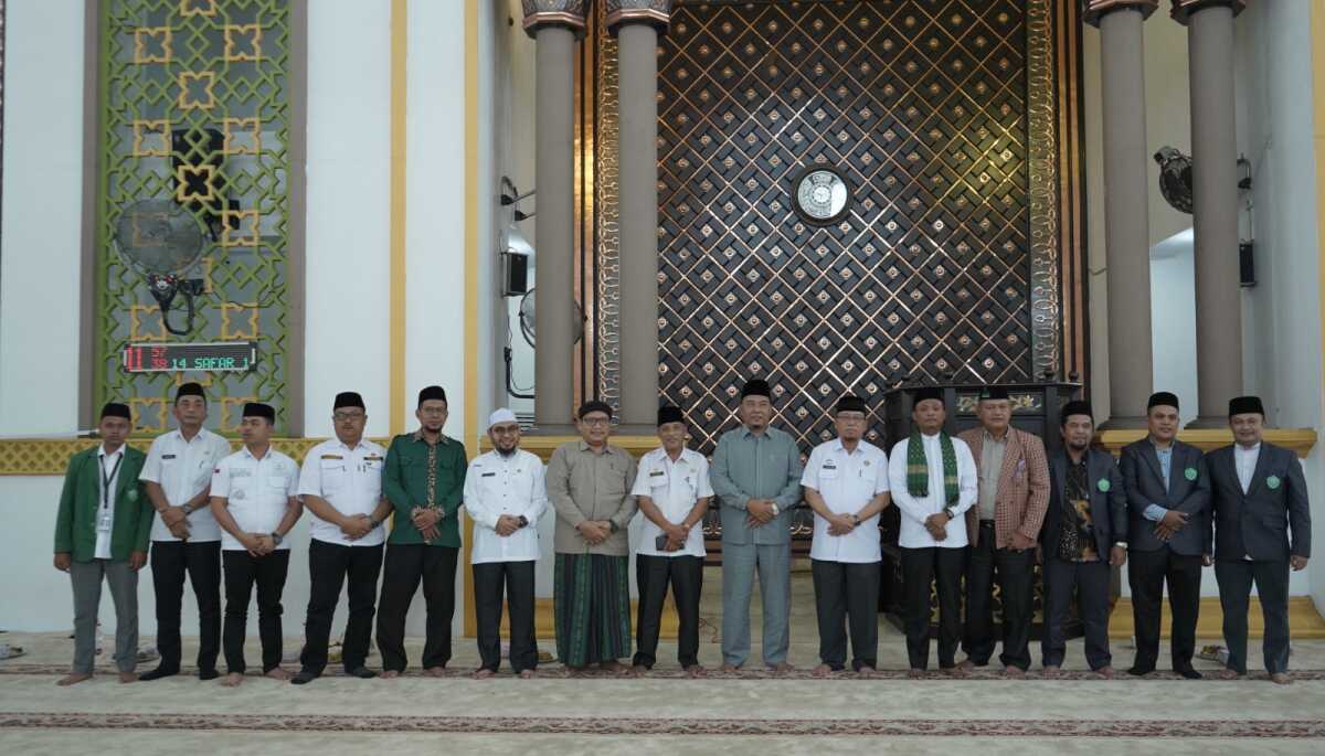 Sekretaris Daerah (Sekda) Asahan John Hardi Nasution bersama sejumlah pejabat dan tokoh agama berfoto bersama usai tabligh akbar yang digelarUniversitas Al Washliyah (UNIVA) di Masjid Agung H. Achmad Bakrie- Kisaran, Rabu (30/08/2023). (Dok Diskominfo Asahan)