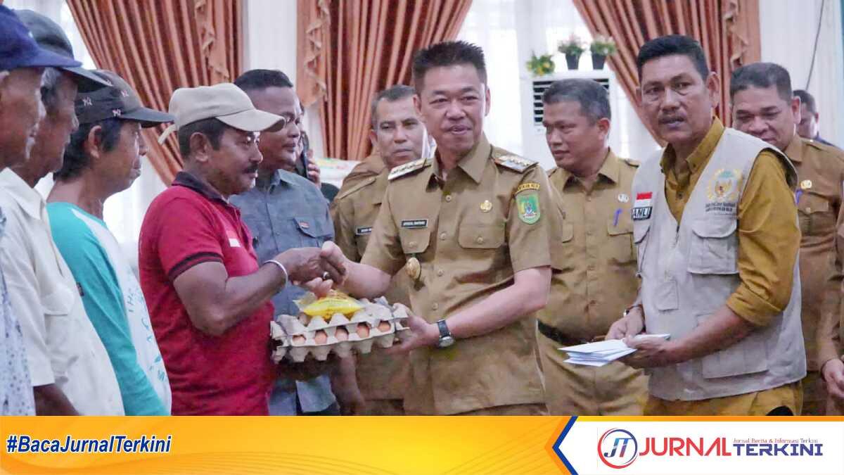 Bupati Rohil Afrizal Sintong, bertemu dengan para penarik becak dan gerobak, sekaligus memberi bantuan. (Foto: Humas Kominfo Rohil)