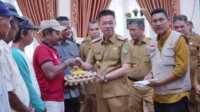 Bupati Rohil Afrizal Sintong, bertemu dengan para penarik becak dan gerobak, sekaligus memberi bantuan. (Foto: Humas Kominfo Rohil)