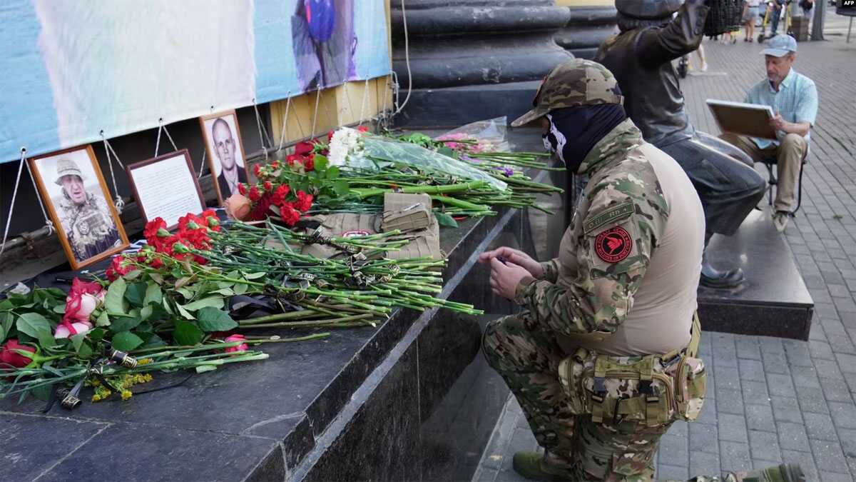 Seorang kombatan dari grup tentara bayaran Wagner memberi penghormatan kepada Yevgeny Prigozhin dan Dmitry Utkin yang menjalankan grup itu di sebuah temptat peringatan di Rostov-on-Don, Kamis, 24 Agustus 2023. (Foto: Stringer/AFP)