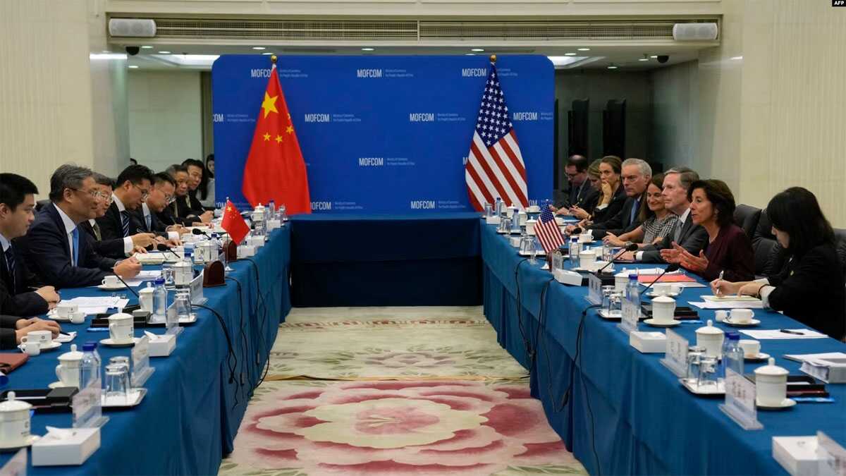 tiongkok-amerika Menteri Perdagangan AS Gina Raimondo (kedua dari kanan) berbicara dalam pertemuan dengan Menteri Perdagangan China Wang Wentao (kedua dari kiri) di Kementerian Perdagangan di Beijing pada 28 Agustus 2023. (Foto: AFP)