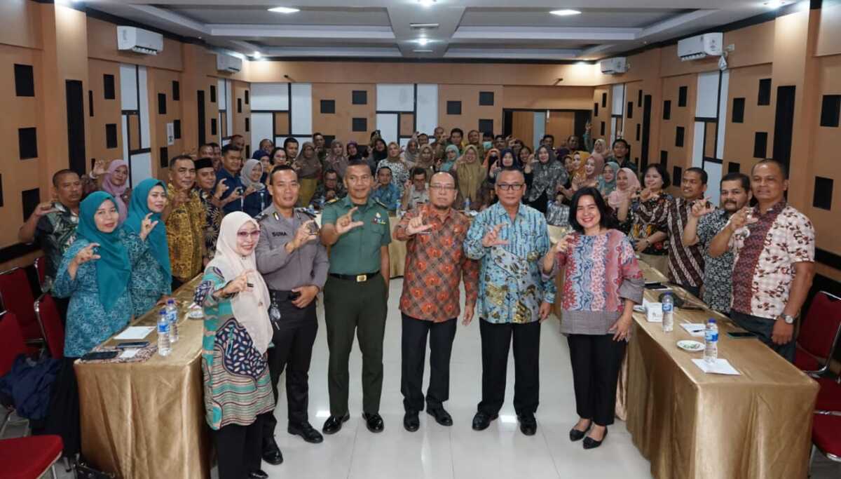 tpkjm asahan Sekretaris Daerah (Sekda) Asahan John Hardi Nasution bersama sejumlah pejabat berpose di sela rapat koordinasi dan pembentukan Tim Pelaksana Kesehatan Jiwa Masyarakat (TPKJM) di Aula Melati Hotel Antariksa Kisaran, Kamis (24/08/2023). (Dok. Diskominfo Asahan)