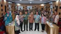 tpkjm asahan Sekretaris Daerah (Sekda) Asahan John Hardi Nasution bersama sejumlah pejabat berpose di sela rapat koordinasi dan pembentukan Tim Pelaksana Kesehatan Jiwa Masyarakat (TPKJM) di Aula Melati Hotel Antariksa Kisaran, Kamis (24/08/2023). (Dok. Diskominfo Asahan)