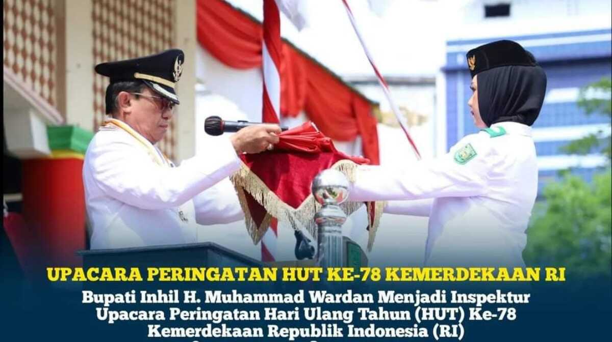 upacara HUT RI ke-78 di inhil Bupati Kabupaten Indragiri Hilir (Inhil), Drs. H. Muhammad Wardan, MP menyerahkan bendera kepada paskibraka saat menjadi Inspektur Upacara (Irup) pada Upacara Hari Ulang Tahun (HUT) Kemerdekaan Republik Indonesia (RI) Ke-78 di Lapangan Gajah Mada Tembilahan, Kamis (17/08/2023). (Dok Prokopim Setda Inhil)
